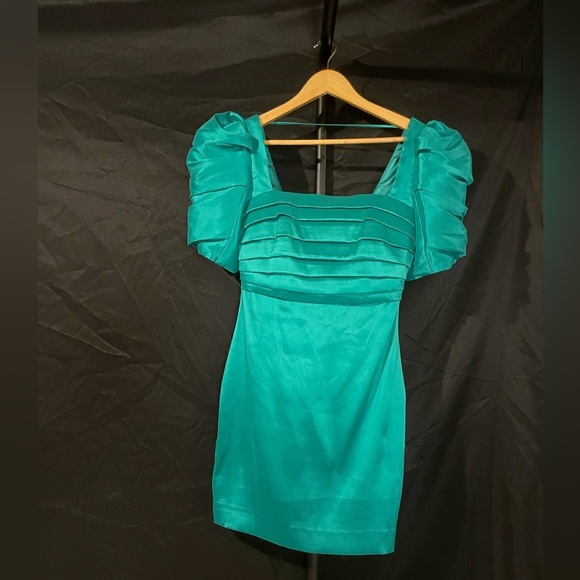 Jewel Badgley Mischka Bright Emerald Pleated Puff Sleeve Dress, size 6 - Picture 1 of 4